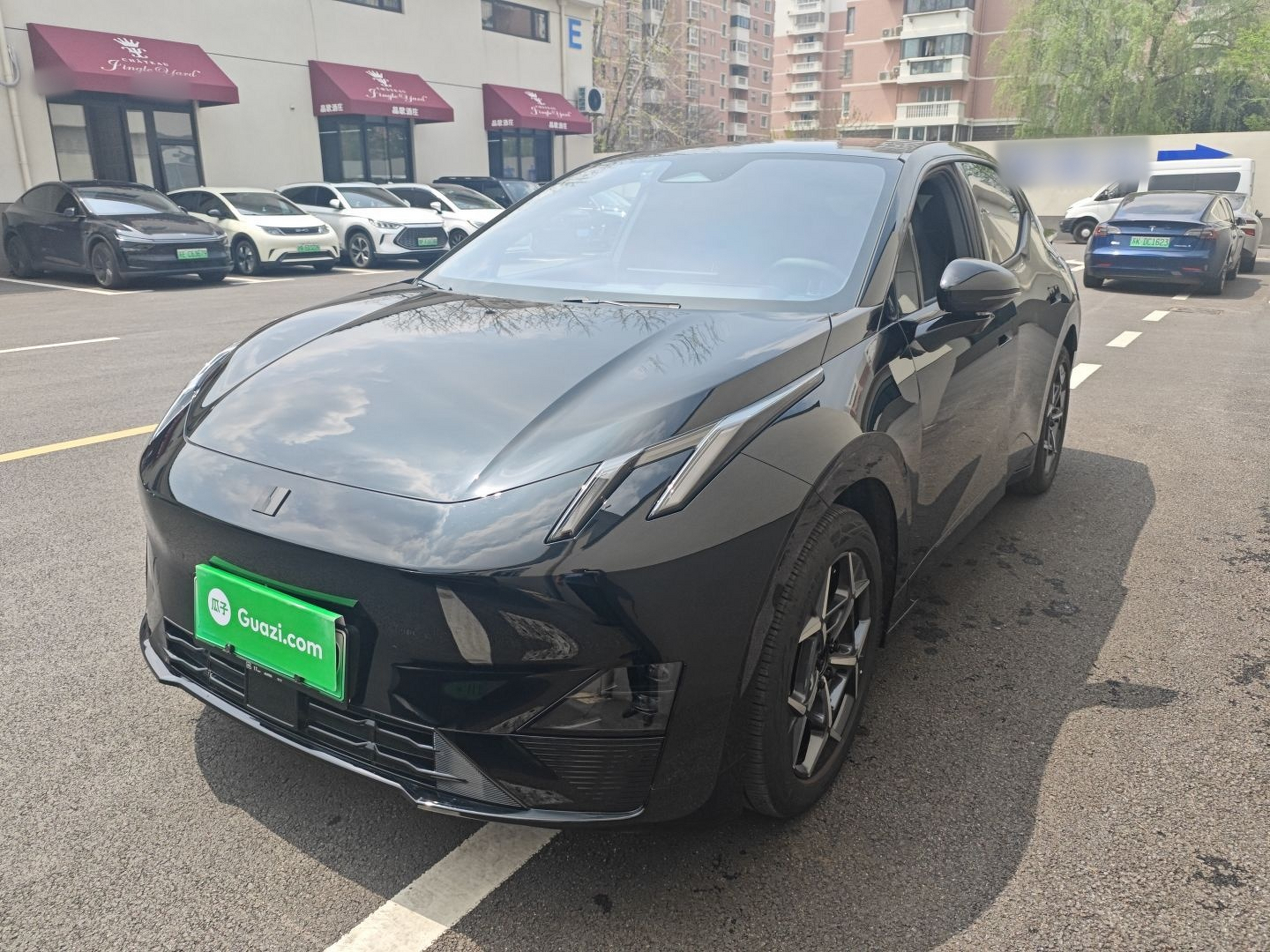 Под передней частью автомобиля
