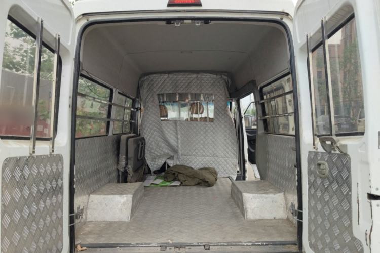 Used Iveco Daily 2020 2.5T A35 Passenger Van with Dual Tires Mid-Roof Design 5-9 Seater Side-Sliding Door China V Emission Standard