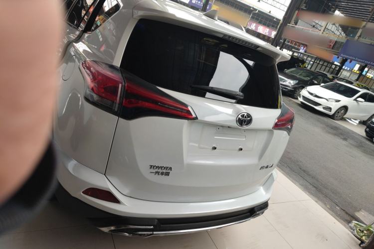 Used Toyota RAV4 2016 2.0L CVT Two-Wheel Drive Fashion Edition China V Standard