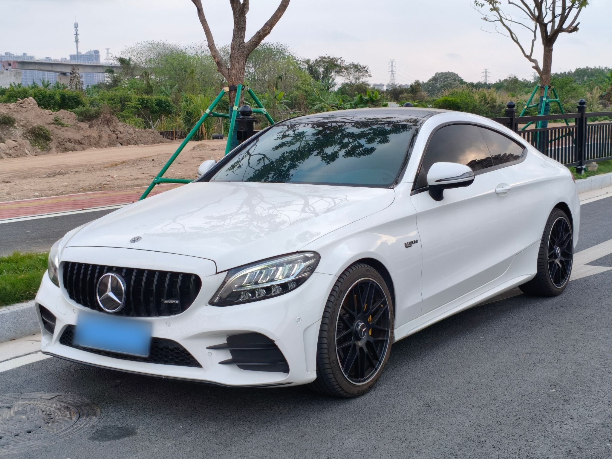 تحت مقدمة السيارة