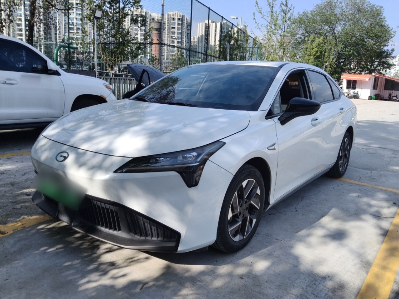 Под передней частью автомобиля