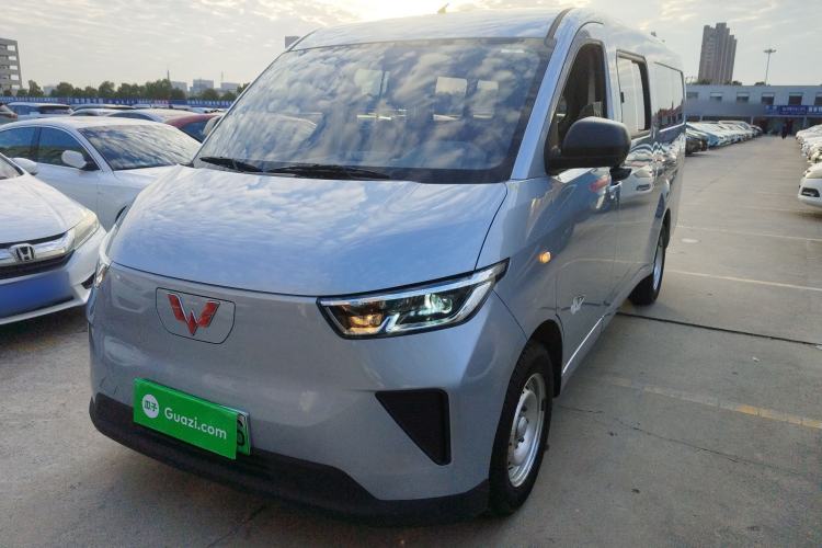 Used Wuling Yangguang 2024 300KM Comfort Version Passenger Van 75kW