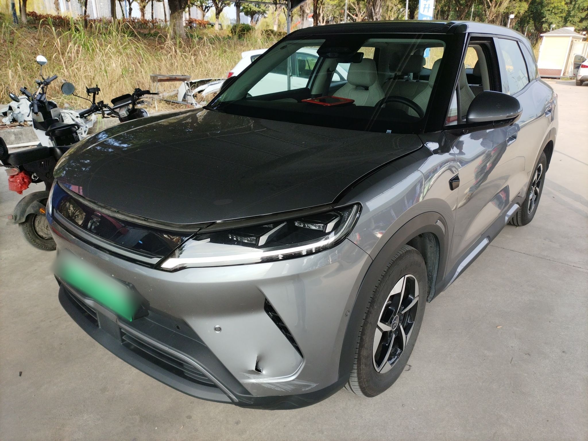 تحت مقدمة السيارة