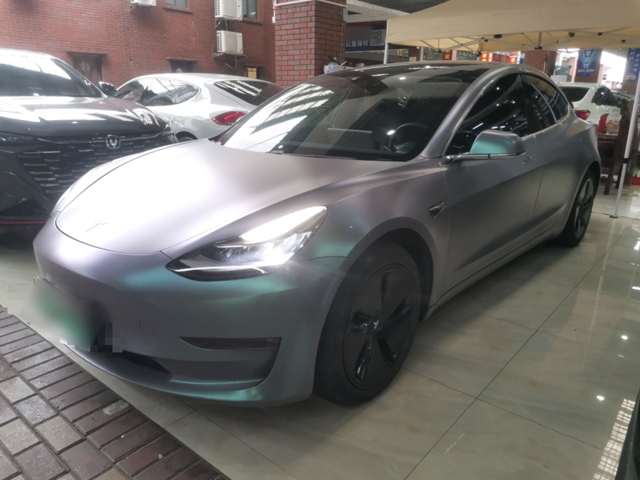 Под передней частью автомобиля