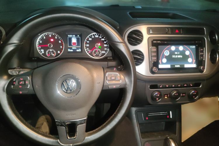 Used Volkswagen Tiguan 2015 2.0 TSI Automatic All-Wheel Drive Luxury Edition Center Console