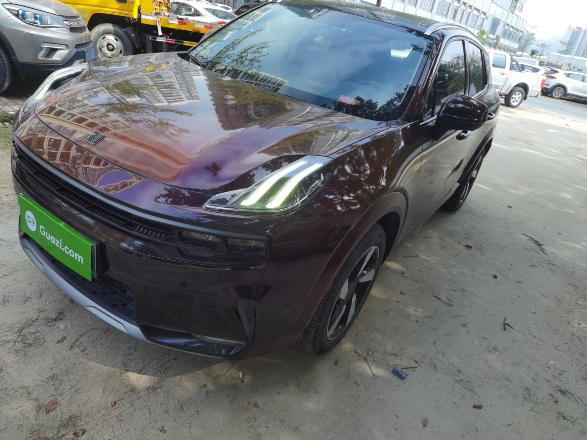 تحت مقدمة السيارة