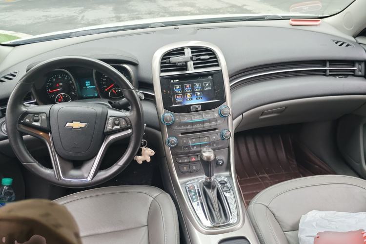 Used Chevrolet Malibu 2014 2.0L Automatic Luxury Edition Center Console