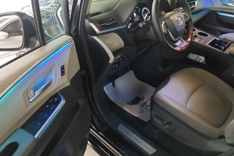 Used Toyota Granvia 2022 2.5L Hybrid Premium Edition