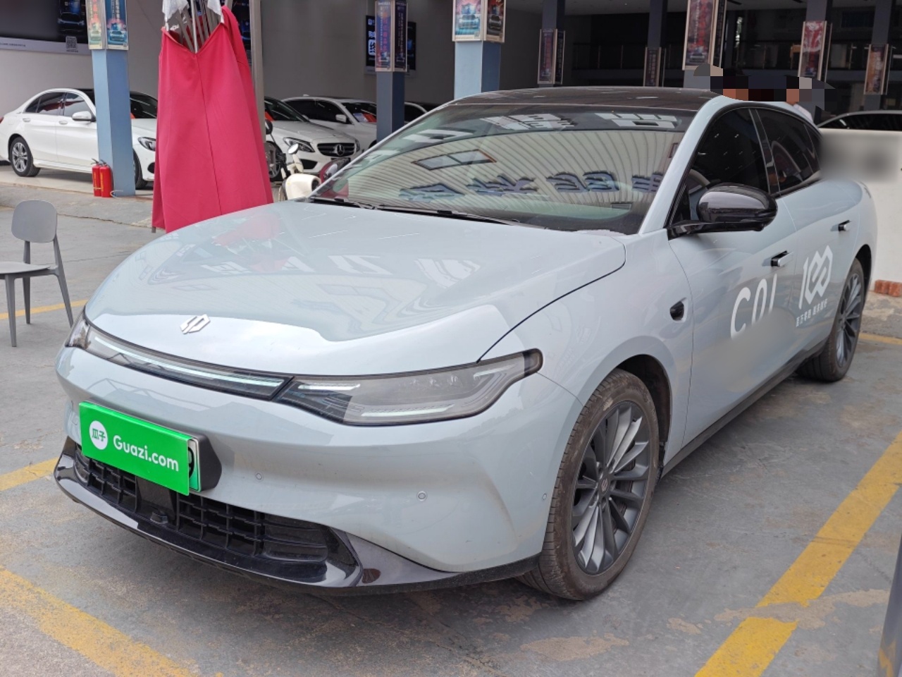 Под передней частью автомобиля