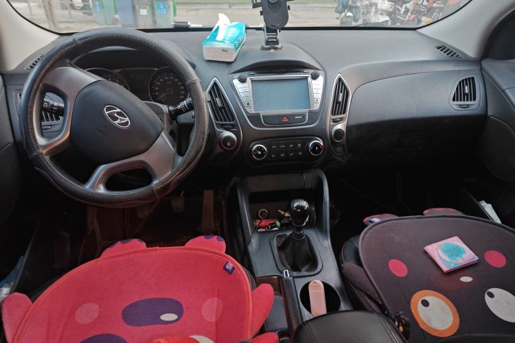Used Hyundai ix35 2015 2.0L Manual Two-Wheel Drive Comfort Version China IV Standard Center Console