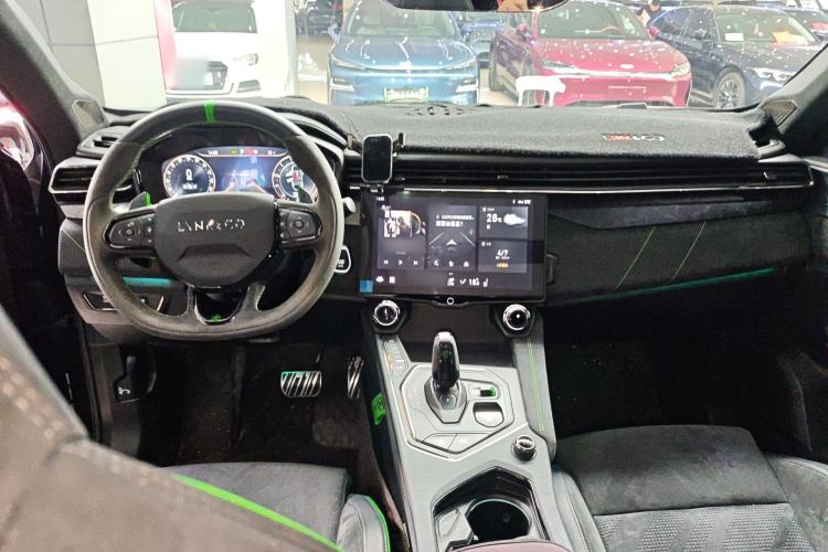 Used Lynk & Co 05 2022 05+ 2.0TD Automatic Exploration Edition Center Console