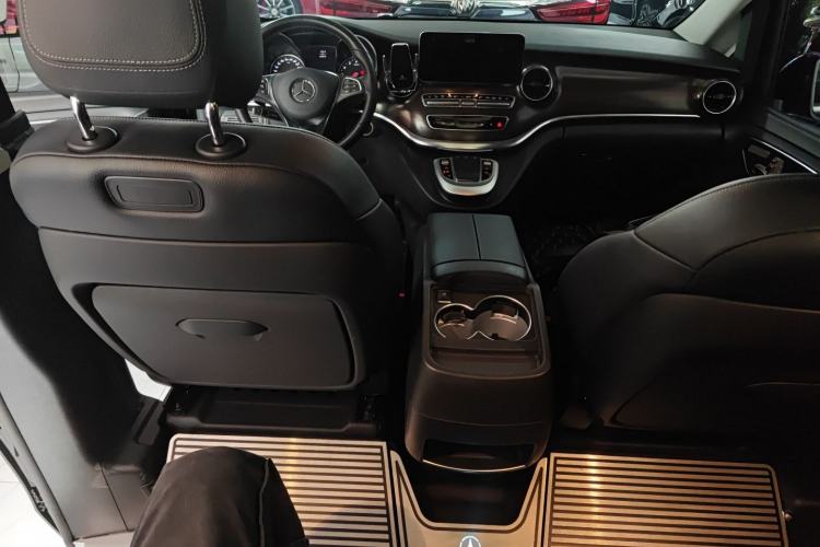 Used Mercedes-Benz V-Class 2021 V 260 Avantgarde Edition Center Console