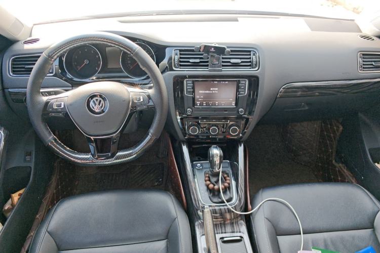 Used Volkswagen Sagitar 2018 1.6L Automatic Comfort Model Center Console