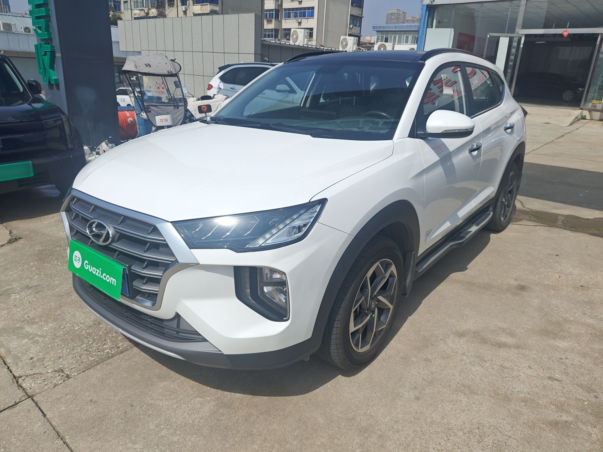 تحت مقدمة السيارة