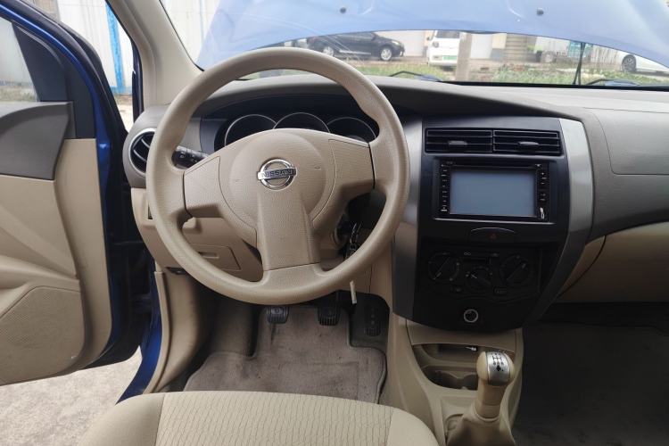 Used Nissan Livina 2010 Jingyue Edition 1.6L Manual All-Around Model
