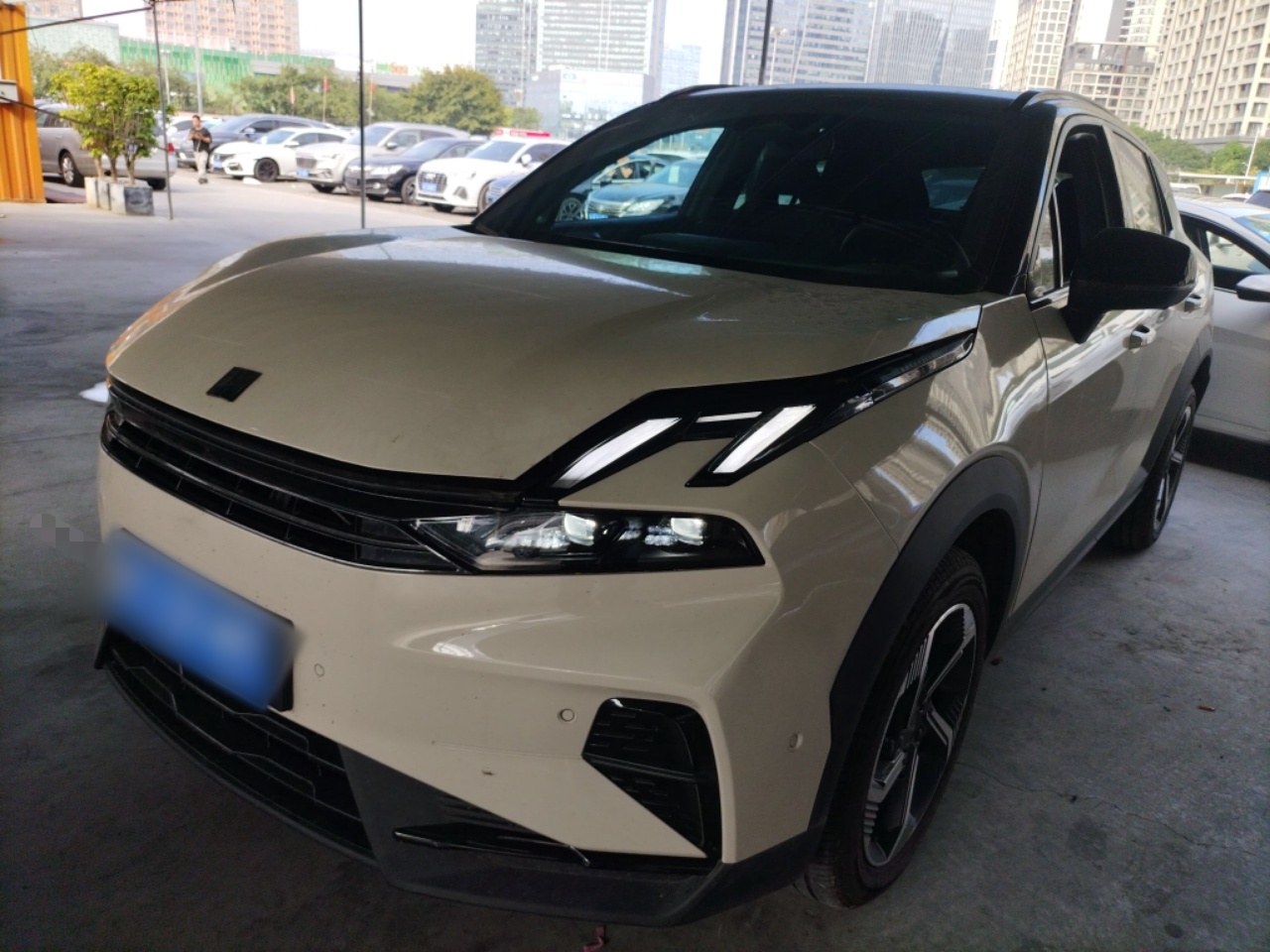 تحت مقدمة السيارة