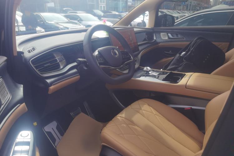 Used Denza D9 2025 DM-i Smart Drive 1020 Four-Wheel Drive Deluxe Model
