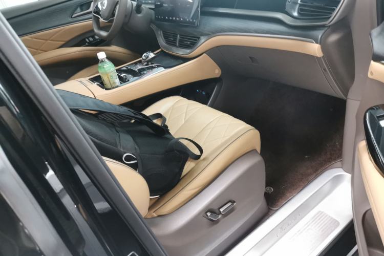 Used Denza D9 2022 DM-i 970 Four-Wheel Drive Prestige Model Right Front Seat