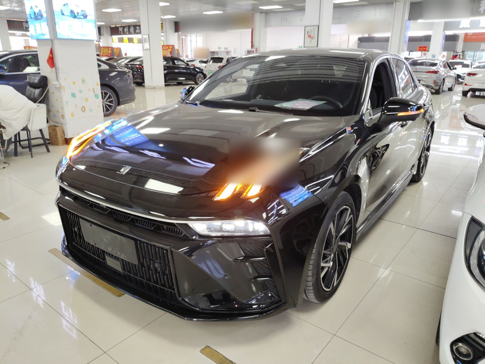 تحت مقدمة السيارة