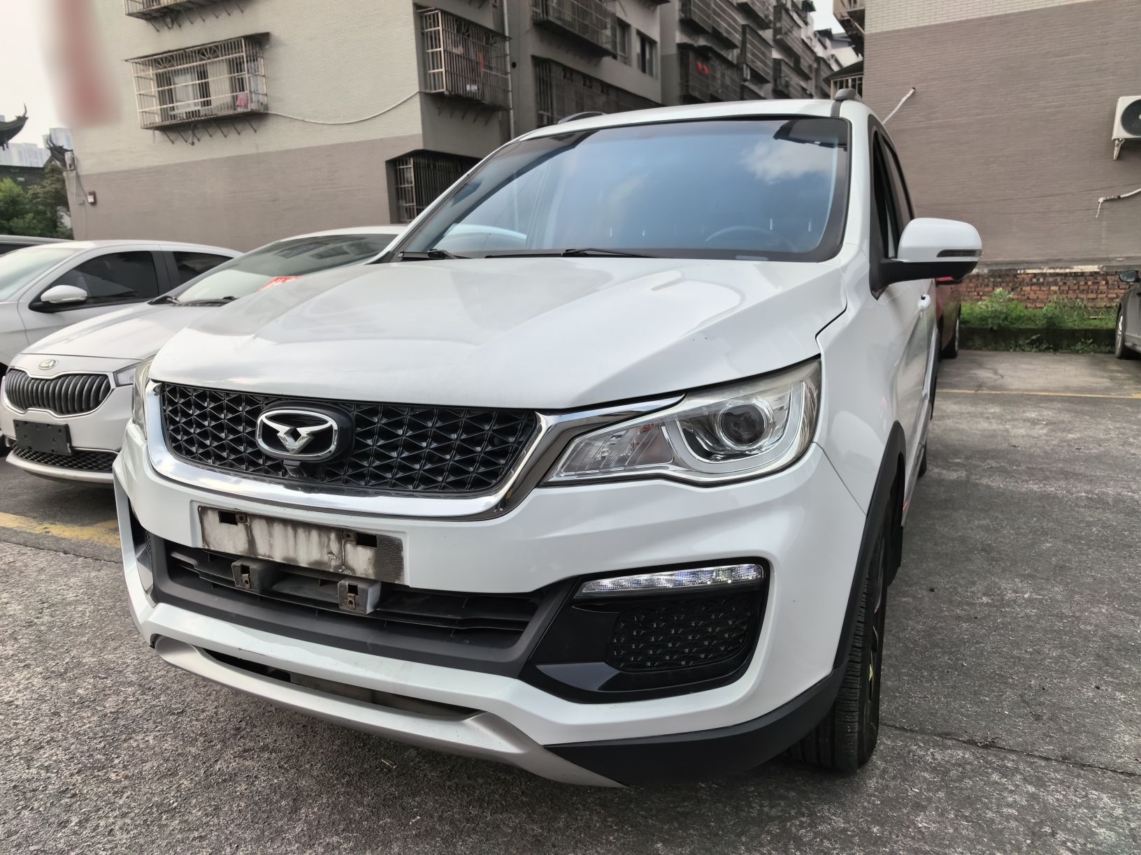 تحت مقدمة السيارة