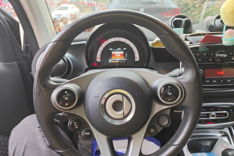 Used smart fortwo 2018 1.0L 52kW Hardtop Passion Edition China V Standard Steering Wheel