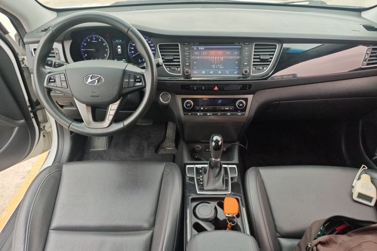 Used Hyundai Mistra 2014 1.8L Automatic Deluxe DLX Model Center Console