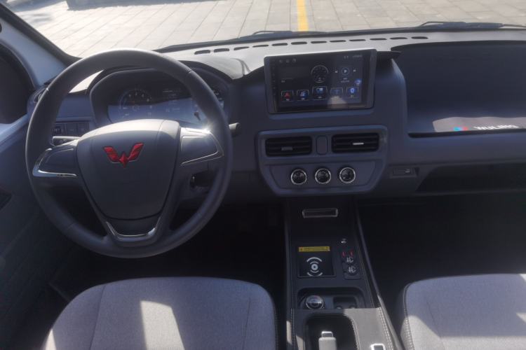 Used Wuling Yangguang 2024 300KM Comfort Version Passenger Van 75kW