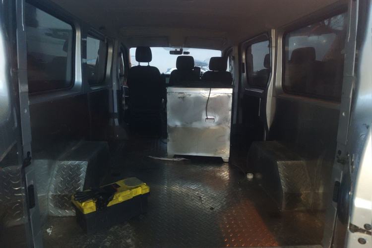 Used Dongfeng Yufeng 2023 V9+ 2.0T Automatic Front-Wheel-Drive Short Wheelbase Low-Roof Model with 5/6 Seats
