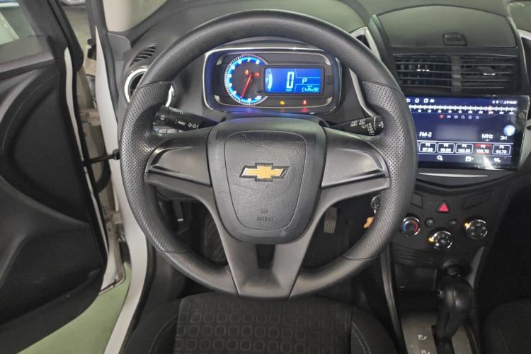Used Chevrolet Trax 2016 1.4T Automatic Two-Wheel Drive Comfort Version with Sunroof Steering Wheel