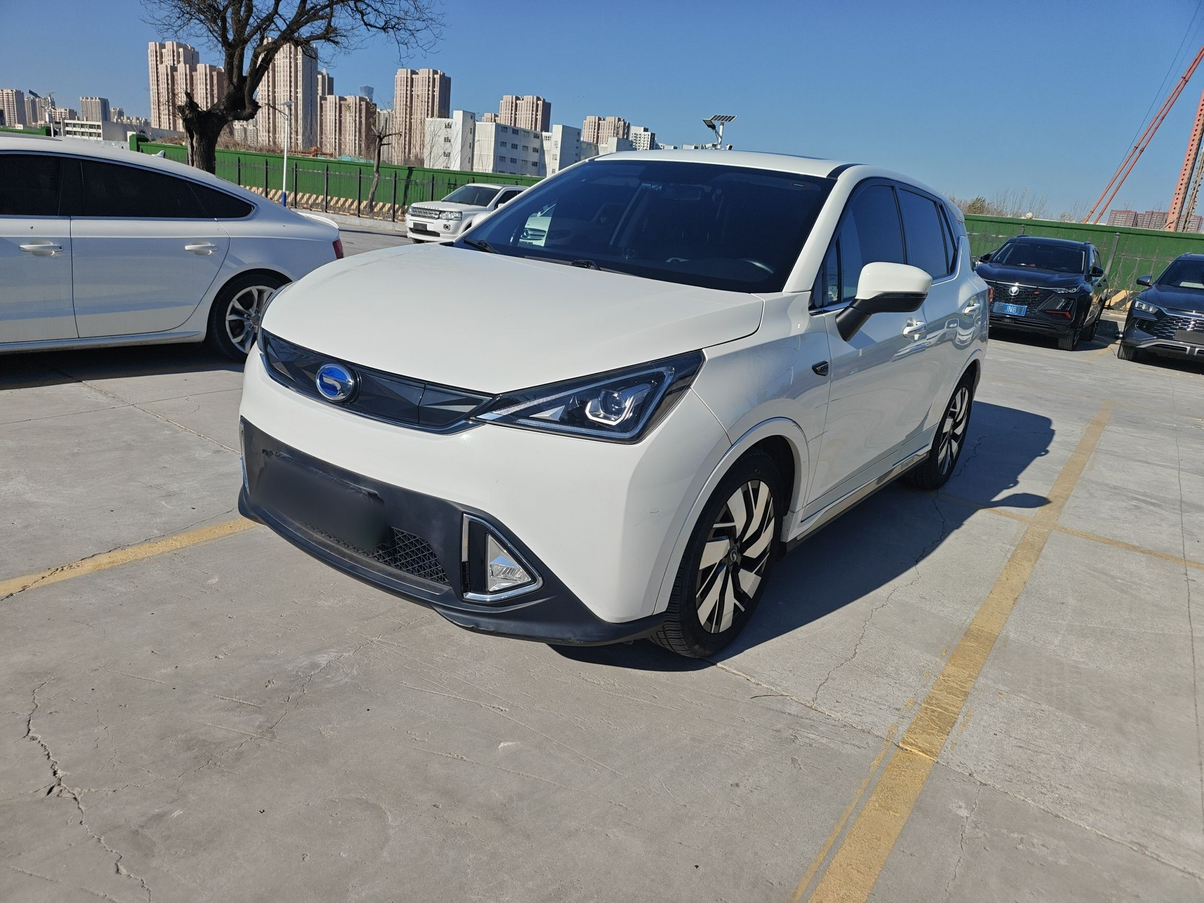 Под передней частью автомобиля