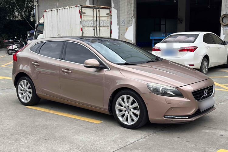 Used Volvo V40 2016 T4 Smart Luxury Edition
