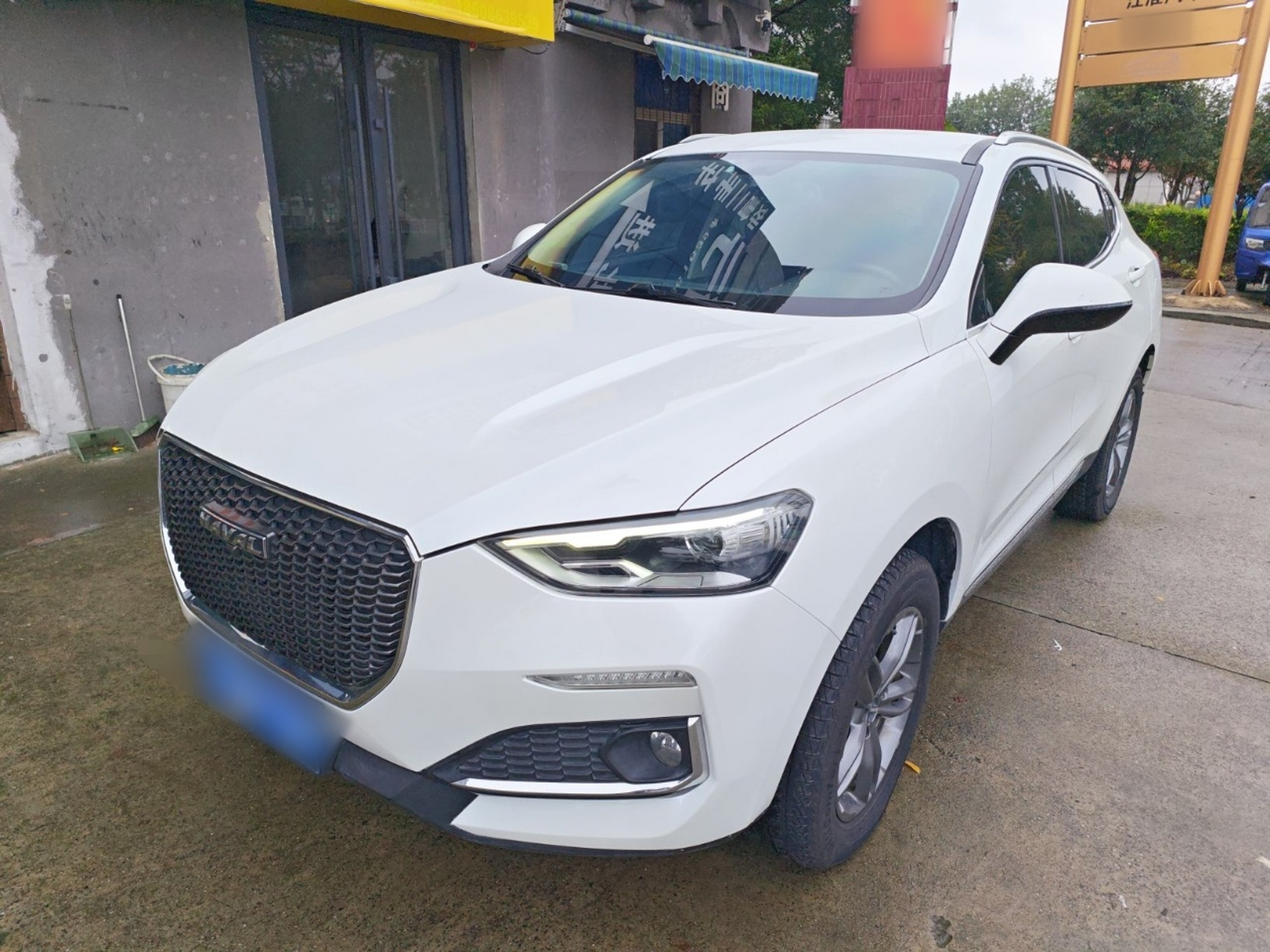 Под передней частью автомобиля