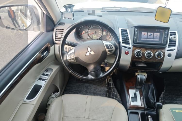 Used Mitsubishi Pajero Sport 2013 3.0L Automatic 4x4 Flagship Edition Steering Wheel