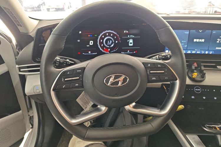 Used Hyundai Elantra 2021 1.5L CVT LUX Prestige Edition Steering Wheel