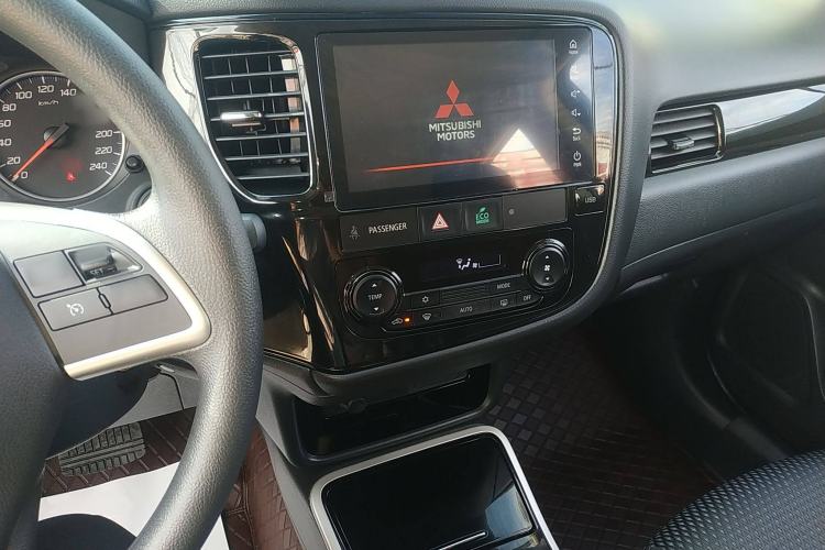 Used Mitsubishi Outlander 2021 Revised Version 2.0L Two-Wheel Drive Comfort Edition 5 Seats Center Console