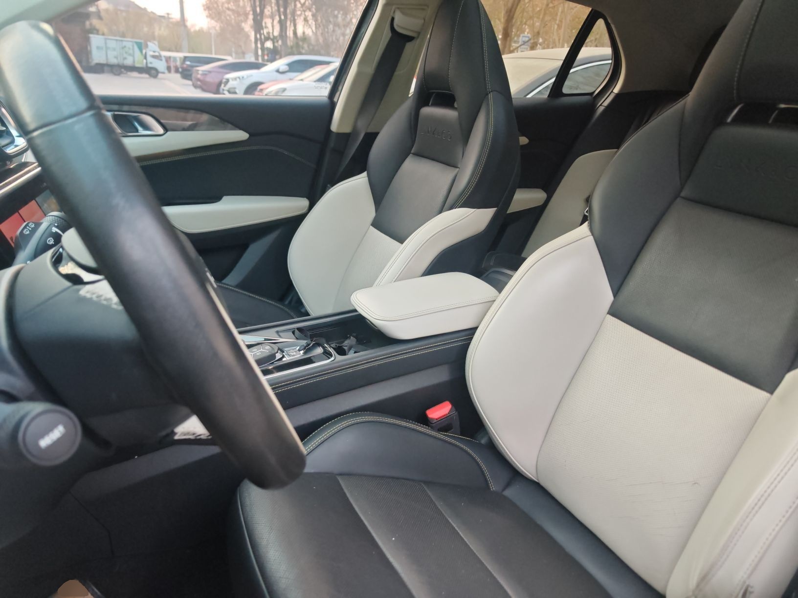 Переднее сиденье в автомобиле