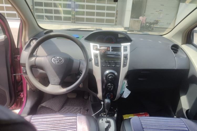 Used Toyota Yaris 2011 1.6E Automatic Charm Edition Center Console