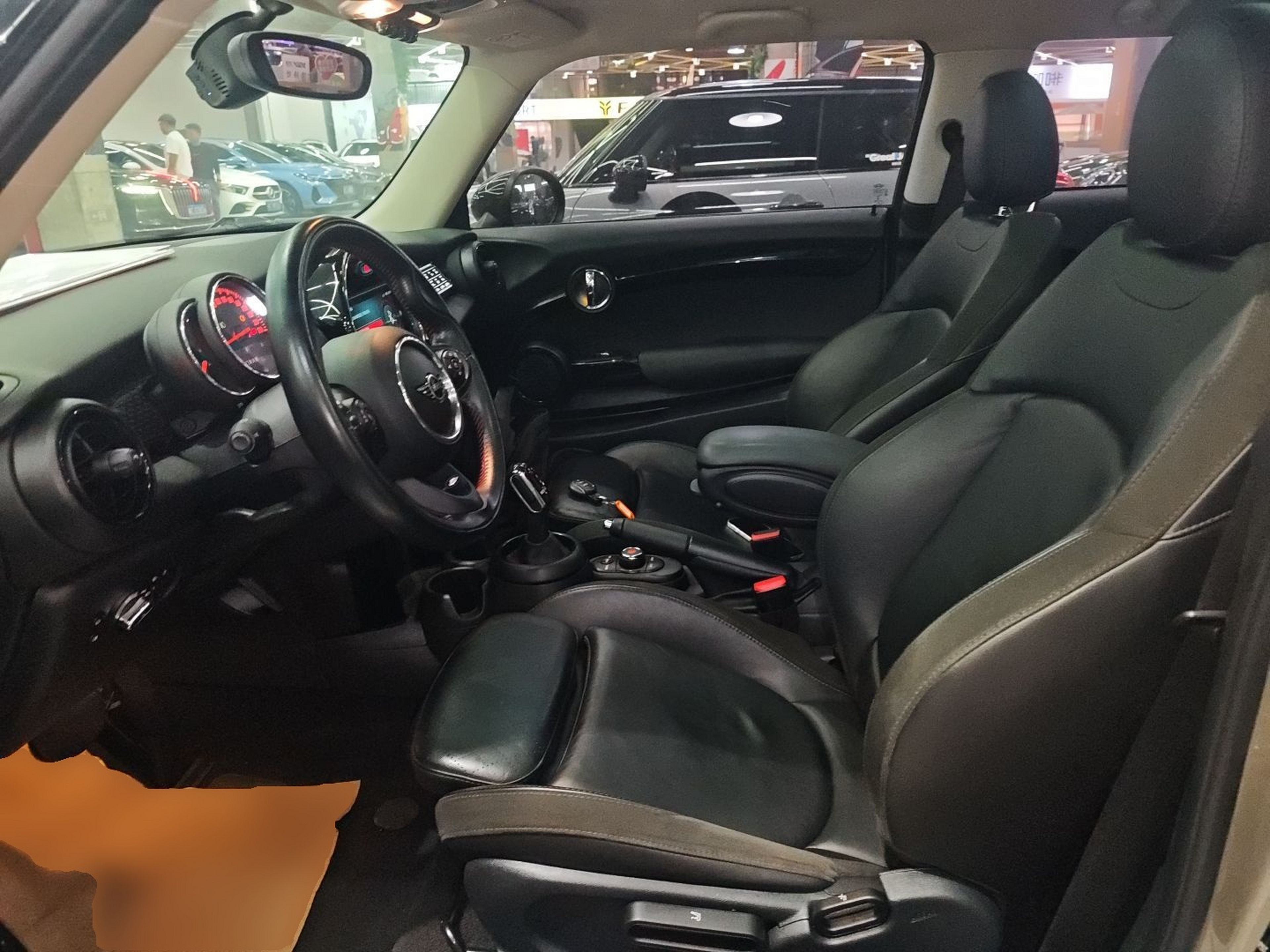 المقاعد الأمامية داخل السيارة