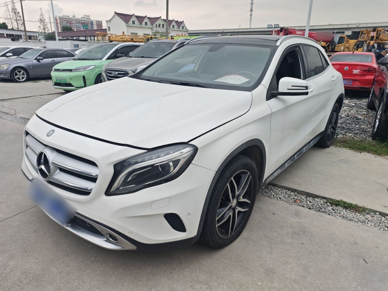 Под передней частью автомобиля