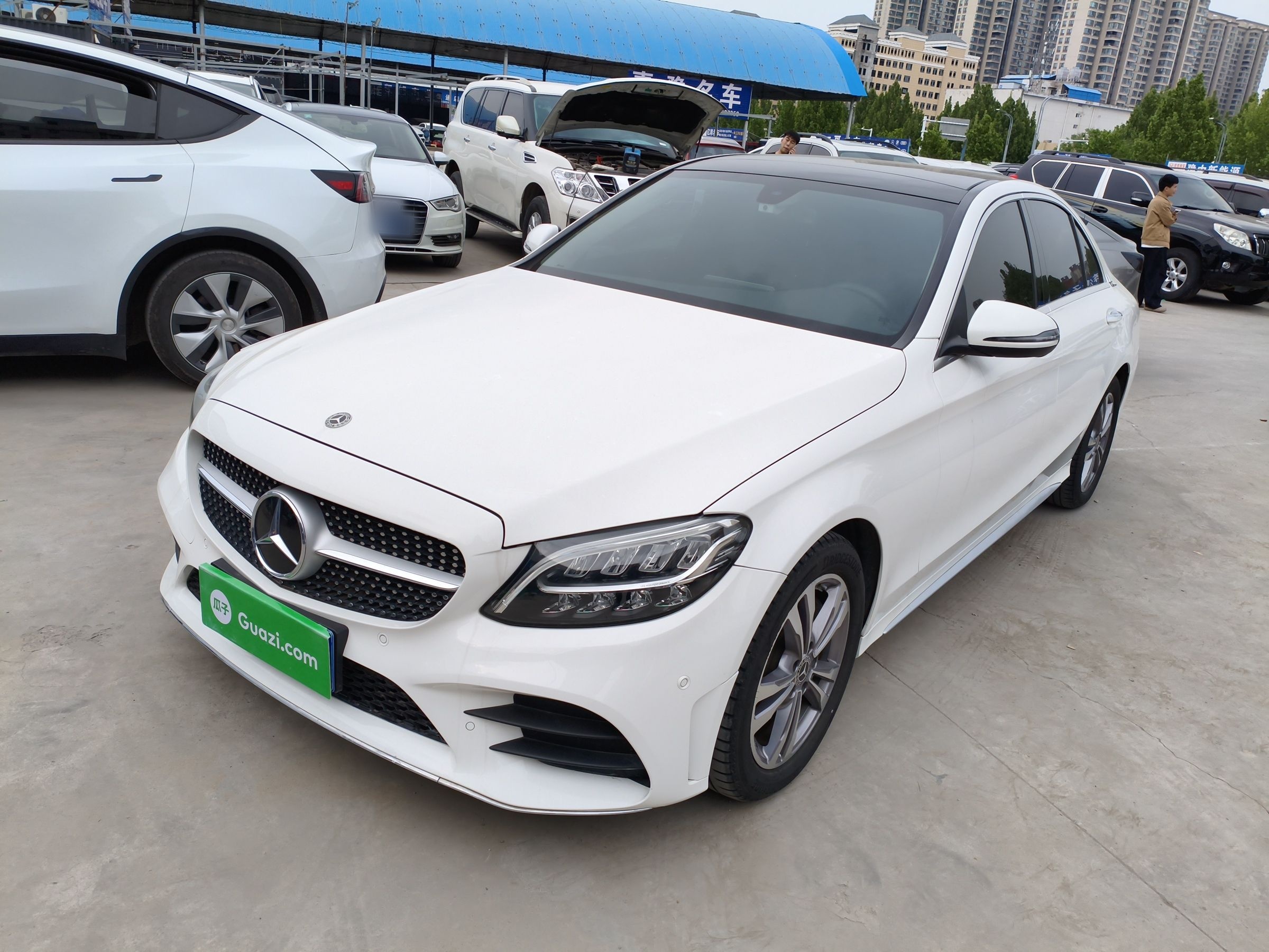 Под передней частью автомобиля