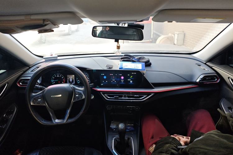 Used CHANGAN OSHAN X5 2021 Revised Version 1.6L Manual Luxury Edition Center Console