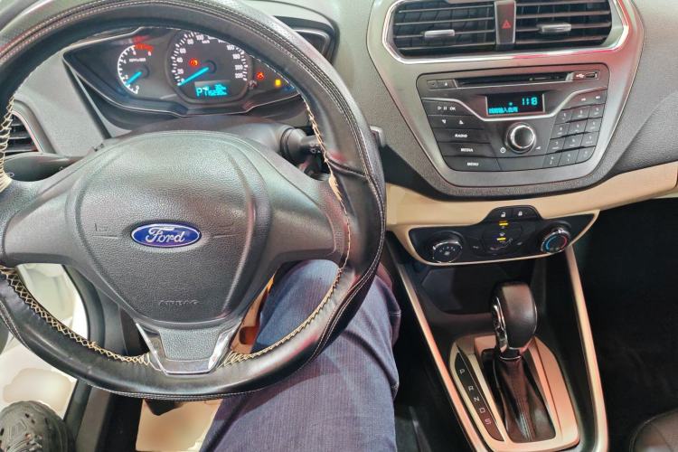 Used Ford Escort 2015 1.5L Automatic Comfort Edition Center Console