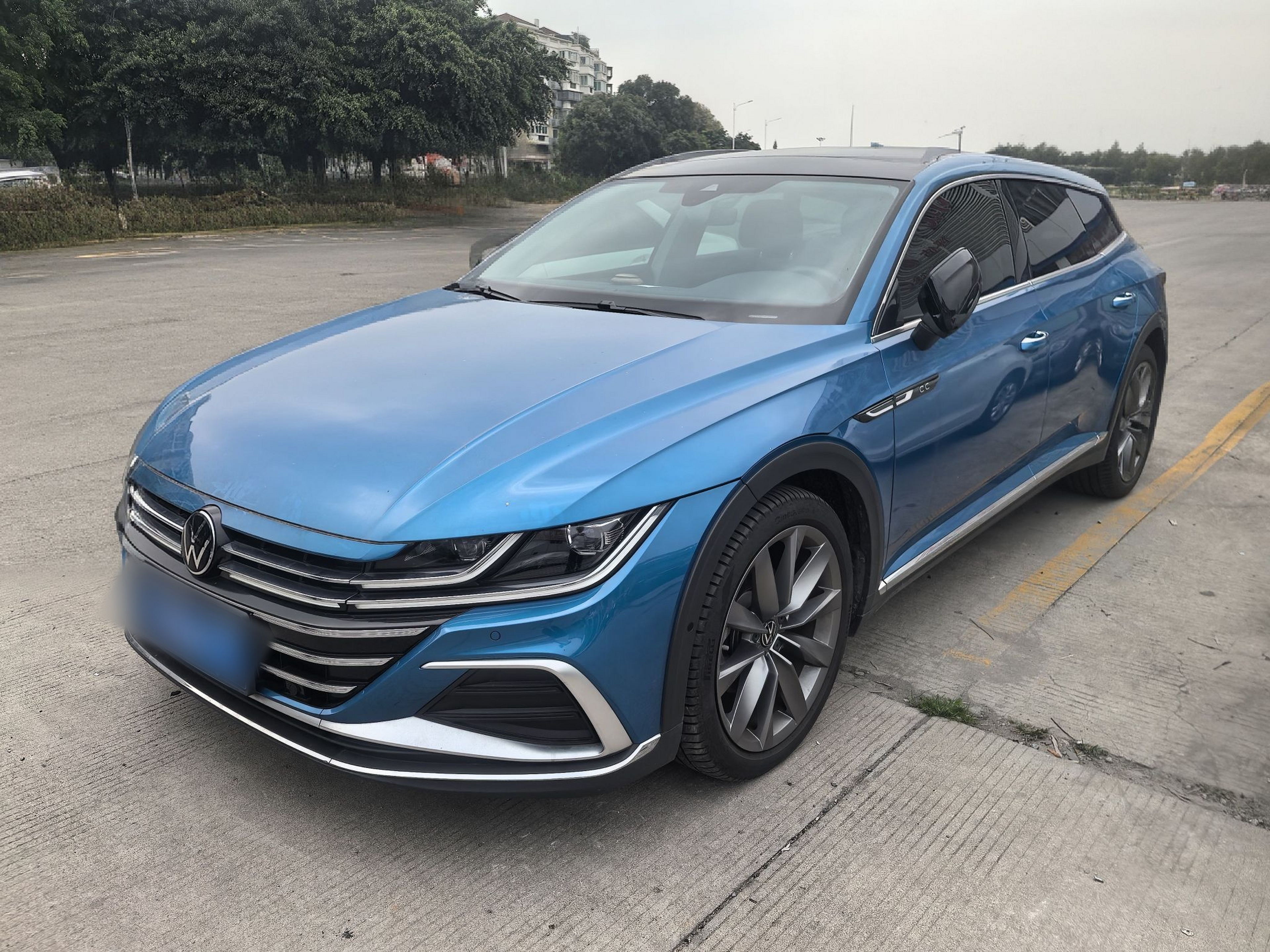 Под передней частью автомобиля