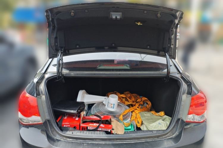 Used Chevrolet Cruze 2012 1.6L SE MT Trunk