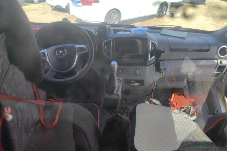 Used JAC Group Sunray 2021 2.0T Fuel-Efficient King Logistics Van Long Wheelbase D20TCIF1 Center Console