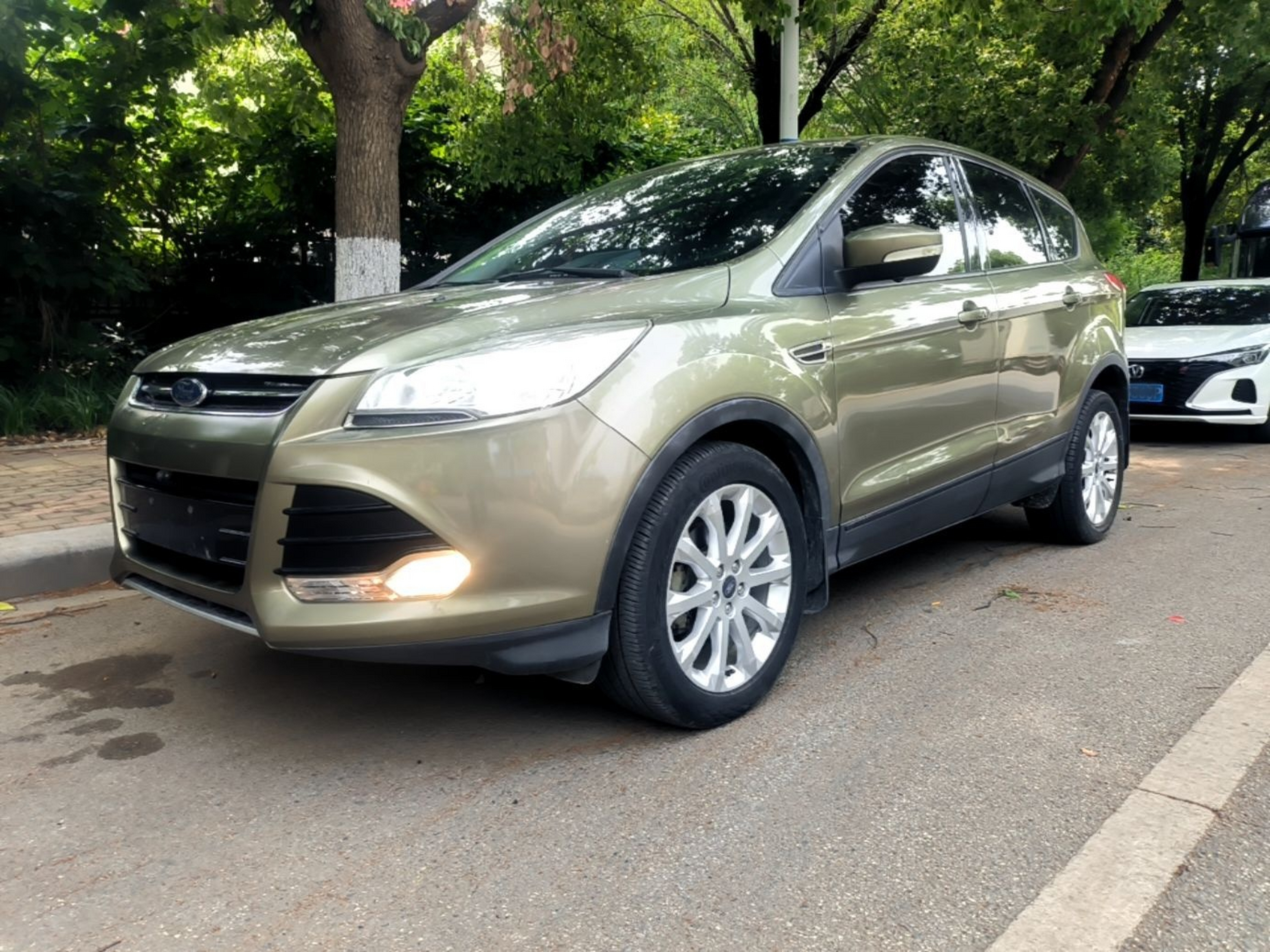 Под передней частью автомобиля
