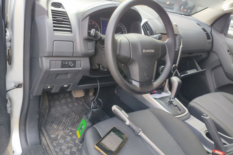 Used Isuzu D-MAX 2015 2.5T Two-Wheel Drive Automatic High-Performance Elite Version 4JK1 Center Console