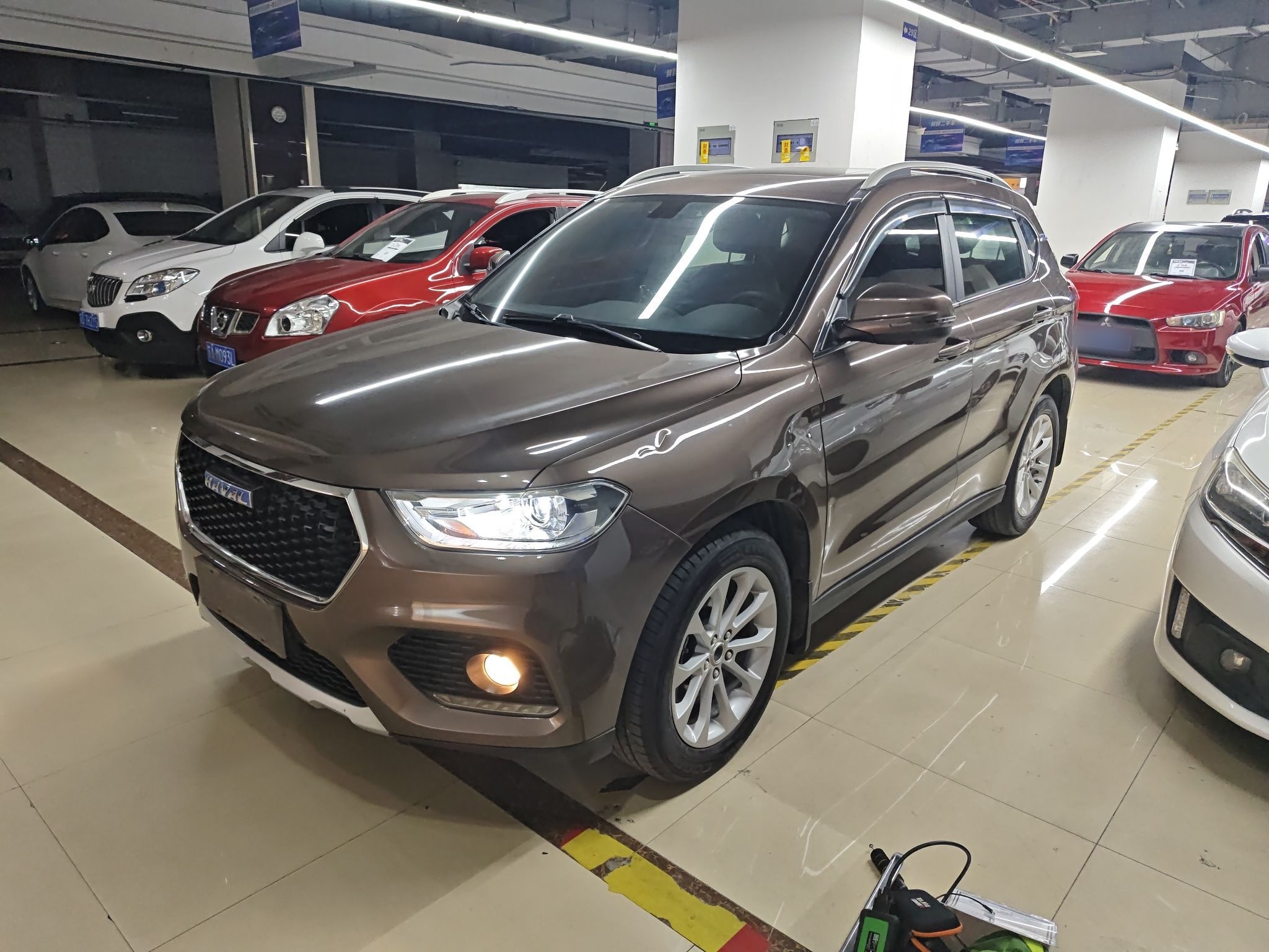 Под передней частью автомобиля