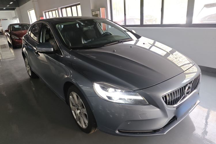 Used Volvo V40 2018 T3 Zhiya Edition Front Right 45 Deg