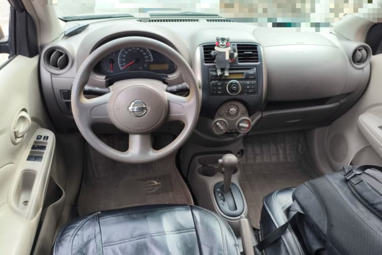 Used Nissan Sunny 2011 1.5XE CVT Comfort Edition Center Console